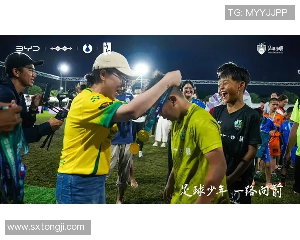 足球明星亲自指导小孩训练技巧精彩视频分享让孩子们爱上足球的秘诀