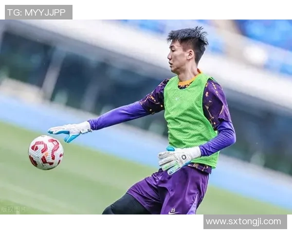 足球明星意外现身镜头瞬间引发热议网友纷纷点赞分享精彩时刻 足球明星意外现身镜头瞬间引发热议网友纷纷点赞分享精彩时刻