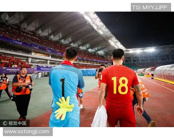 足球明星热情拥抱国足展现团结力量感动无数球迷瞬间回顾 足球明星热情拥抱国足展现团结力量感动无数球迷瞬间回顾