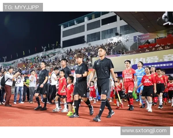 足球明星挑战极限踢足球进篮球框展现惊人技巧与创意表演 足球明星挑战极限踢足球进篮球框展现惊人技巧与创意表演