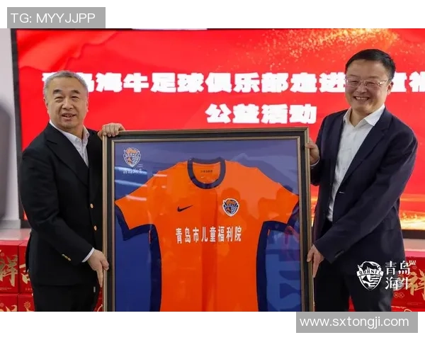 足球明星用手比爱心传递温暖与希望的感人瞬间 足球明星用手比爱心传递温暖与希望的感人瞬间