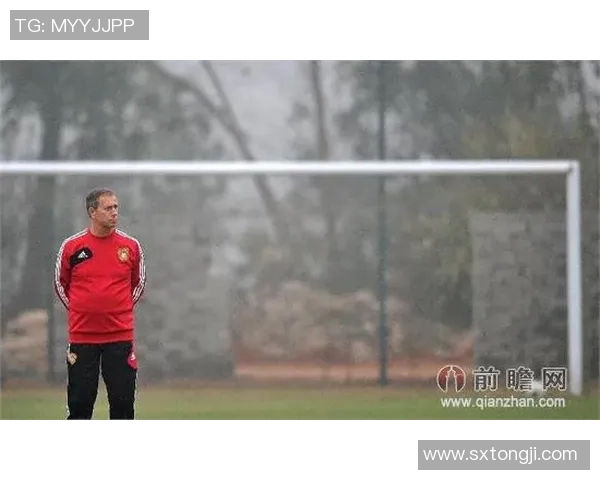 足球明星背影孤独无助的瞬间展现了辉煌背后的落寞与挣扎 足球明星背影孤独无助的瞬间展现了辉煌背后的落寞与挣扎